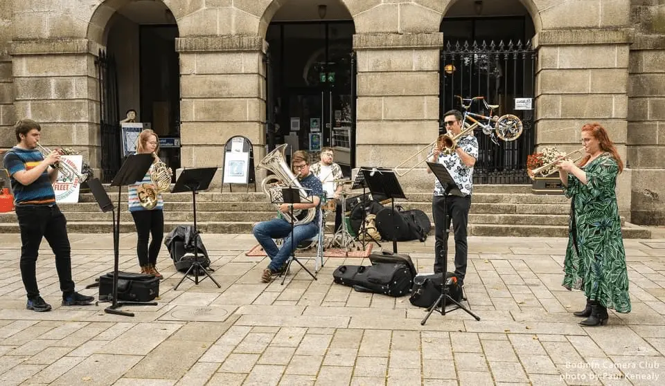 Shiny happy people playing music on the street