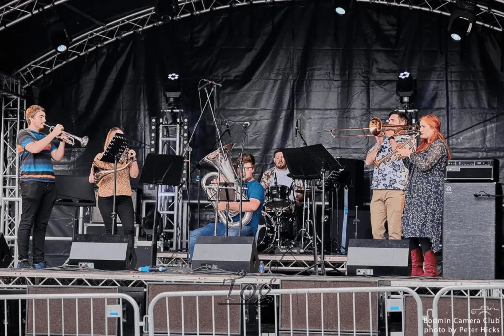 Shiny happy people playing a concert