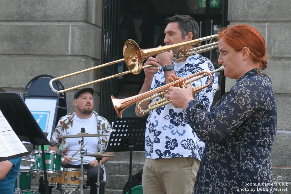 Shiny happy people playing music on the street